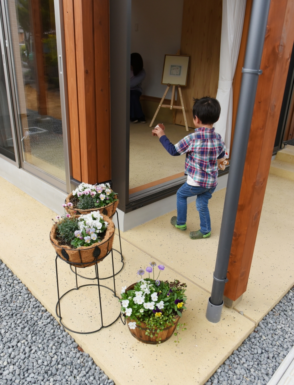 土間続きのテラスも同じ三和土仕上げに。