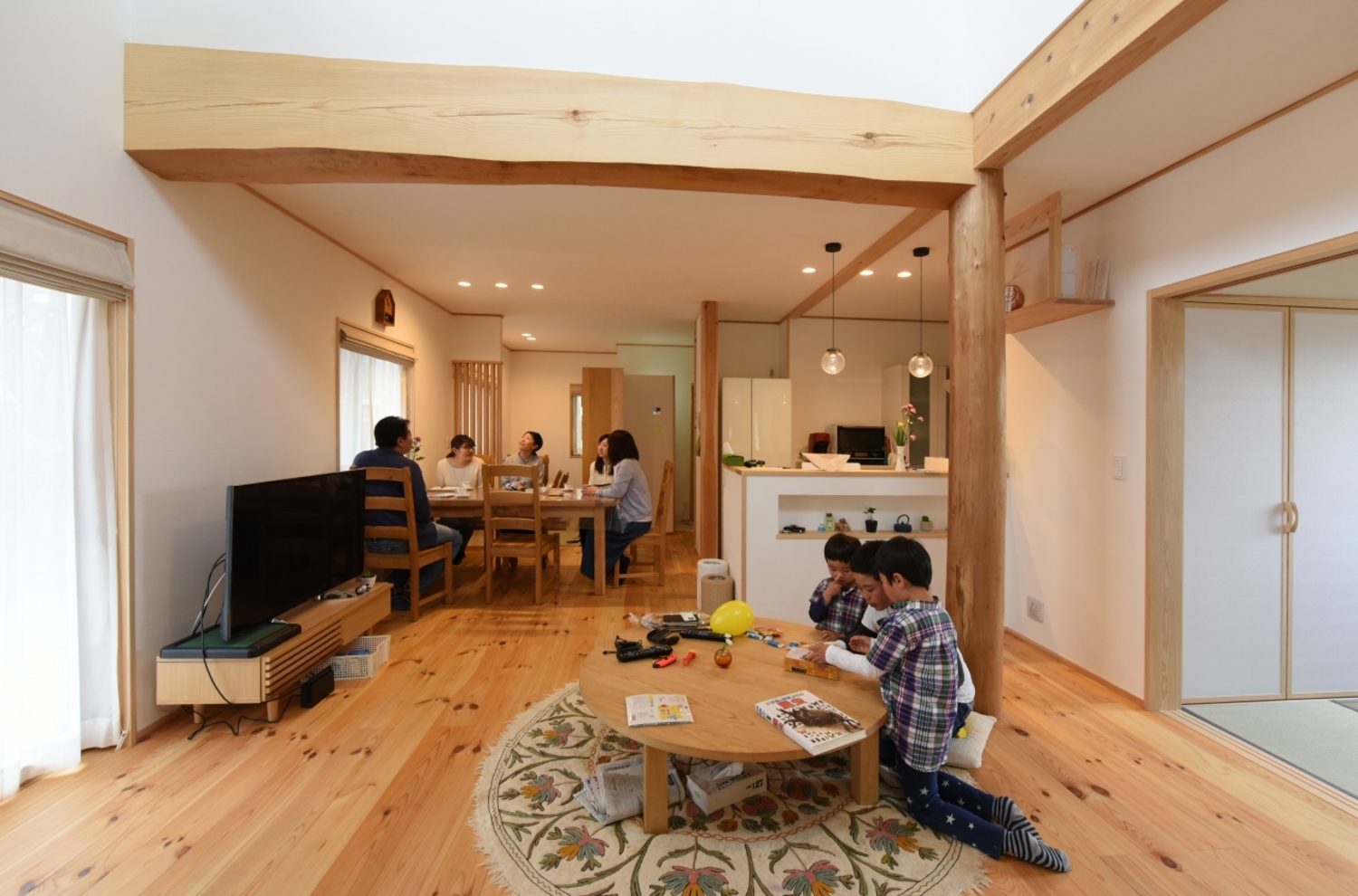 ご実家の山の木が立派な柱と梁になった。住まいの中心に美しく映える。