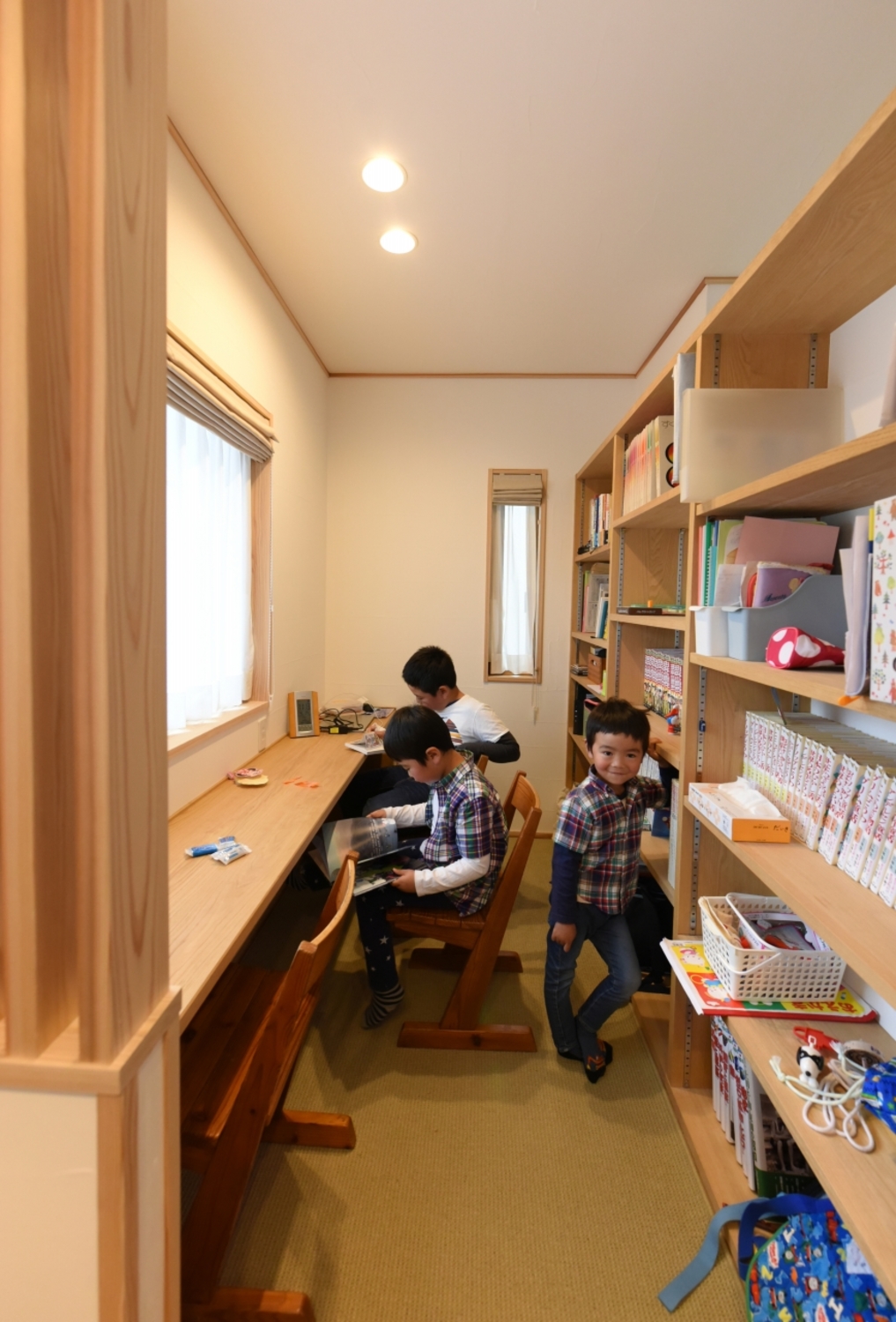 個室にこもらないようにと、ダイニング横に設けた勉強コーナー。3人並んでゆったり作業ができる。
