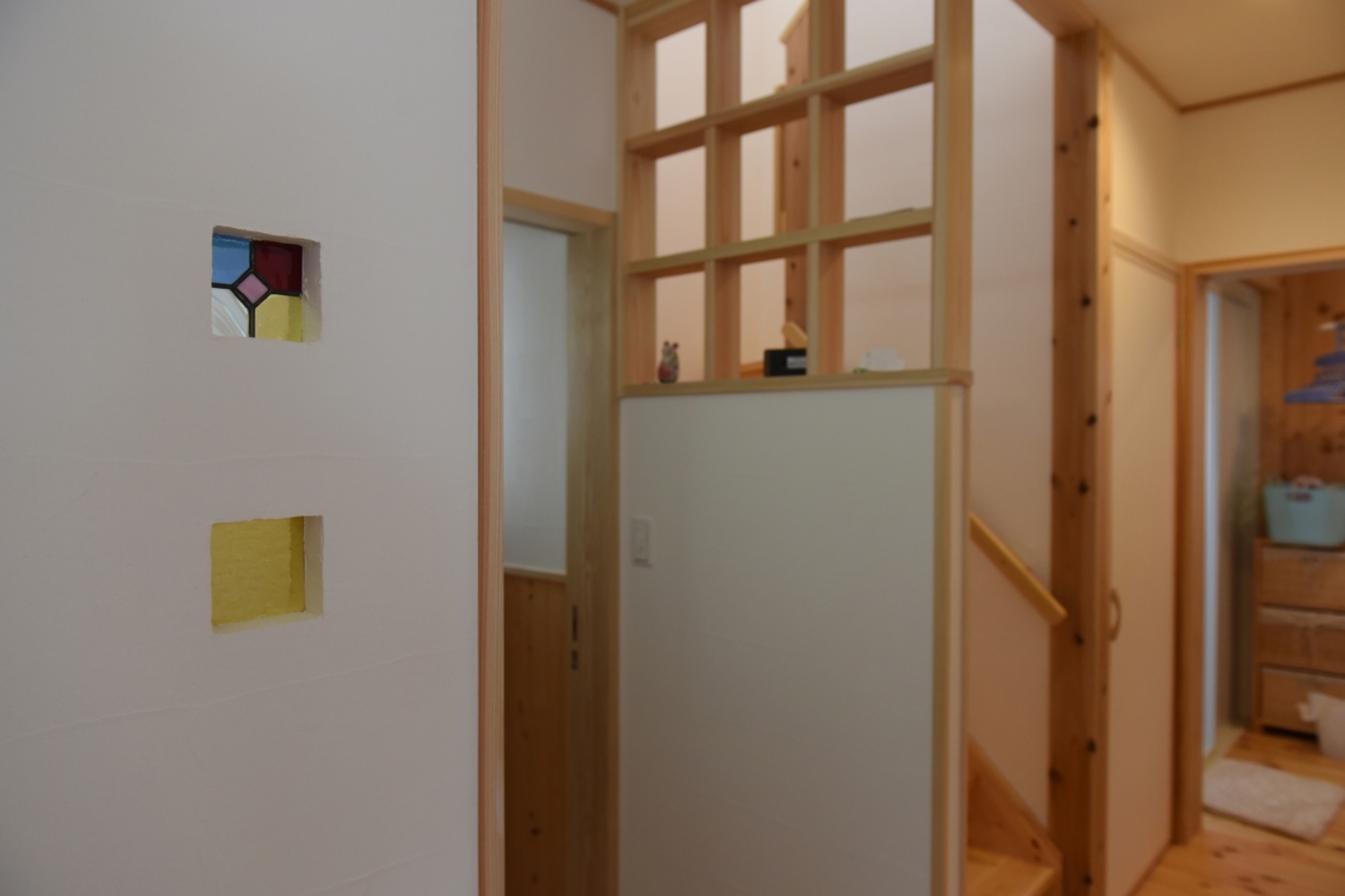 4日間かけて、家族総出で手作りしたステンドグラスが、住まいのあちこちに。