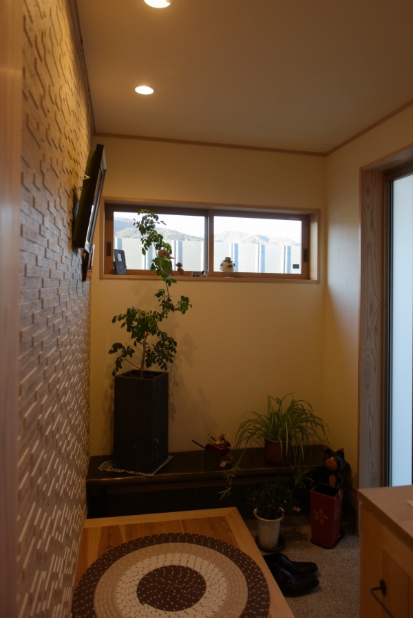 窓のおかげで明るい玄関ホールに。