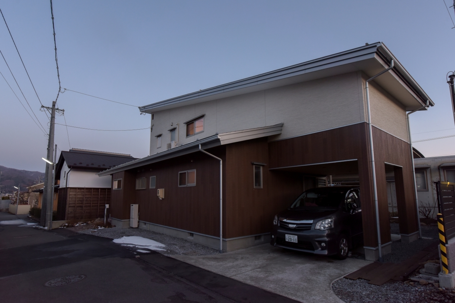 建物一体のガレージも格好良い。