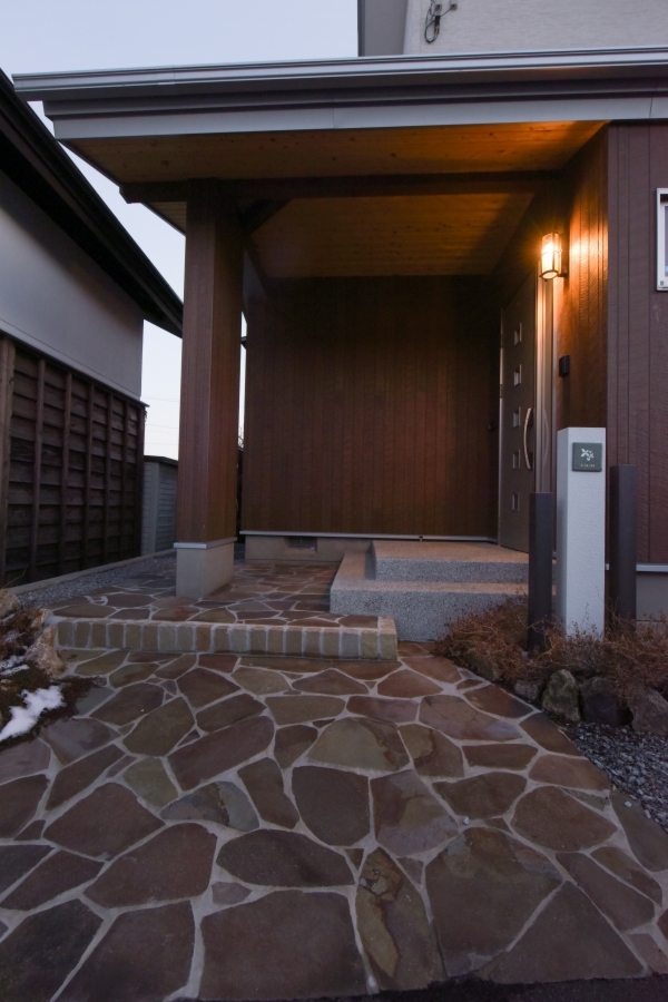 石張りの玄関アプローチが建物を引き立たせる。