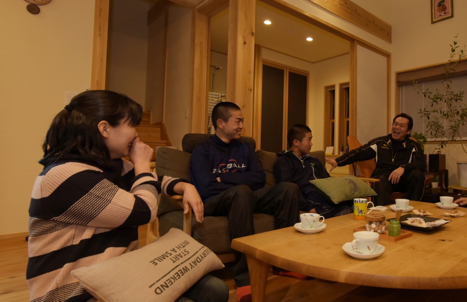 中学生のお子様も、この家で過ごす家族のひとときが大好き。工房信州の家に惚れ込んだのは、実は息子さんだった。