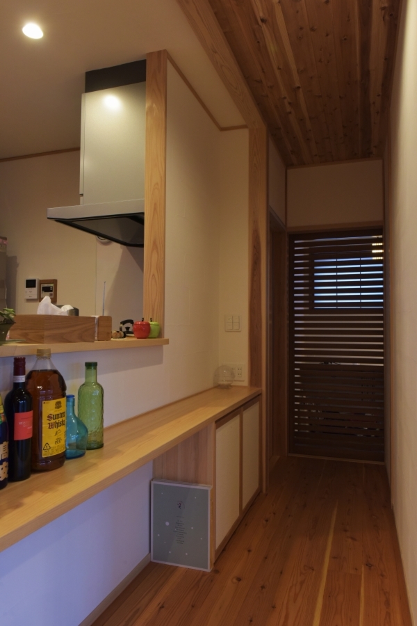 キッチン前を通り抜けると、格子の建具の趣ある空間が。ご主人様専用の書斎スペース。