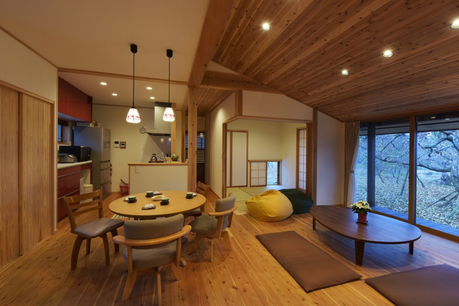 平屋建ての天井は斜天井にし、広がりを感じる空間に。杉の板張り天井が木のぬくもりを感じさせる。