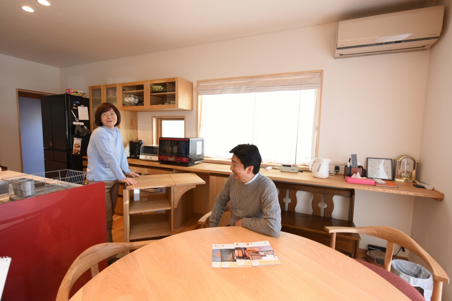 キッチンの背面収納は一部が可動式の作業台。皆で料理をするときにも重宝している。 