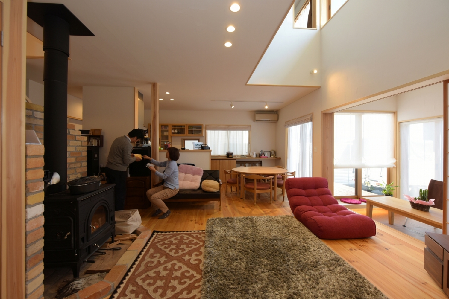 住まいのそこかしこにくつろぎの居場所が。個々の時間にもつながり合える空間は、大人の暮らしにも心地よい。