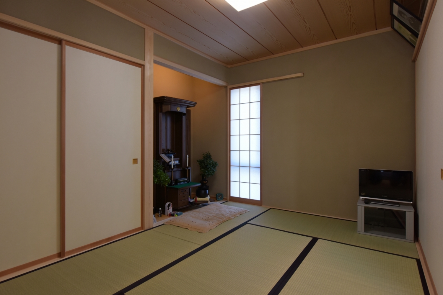和室は京壁と杉敷目天井で仕上げた、和の空間。
