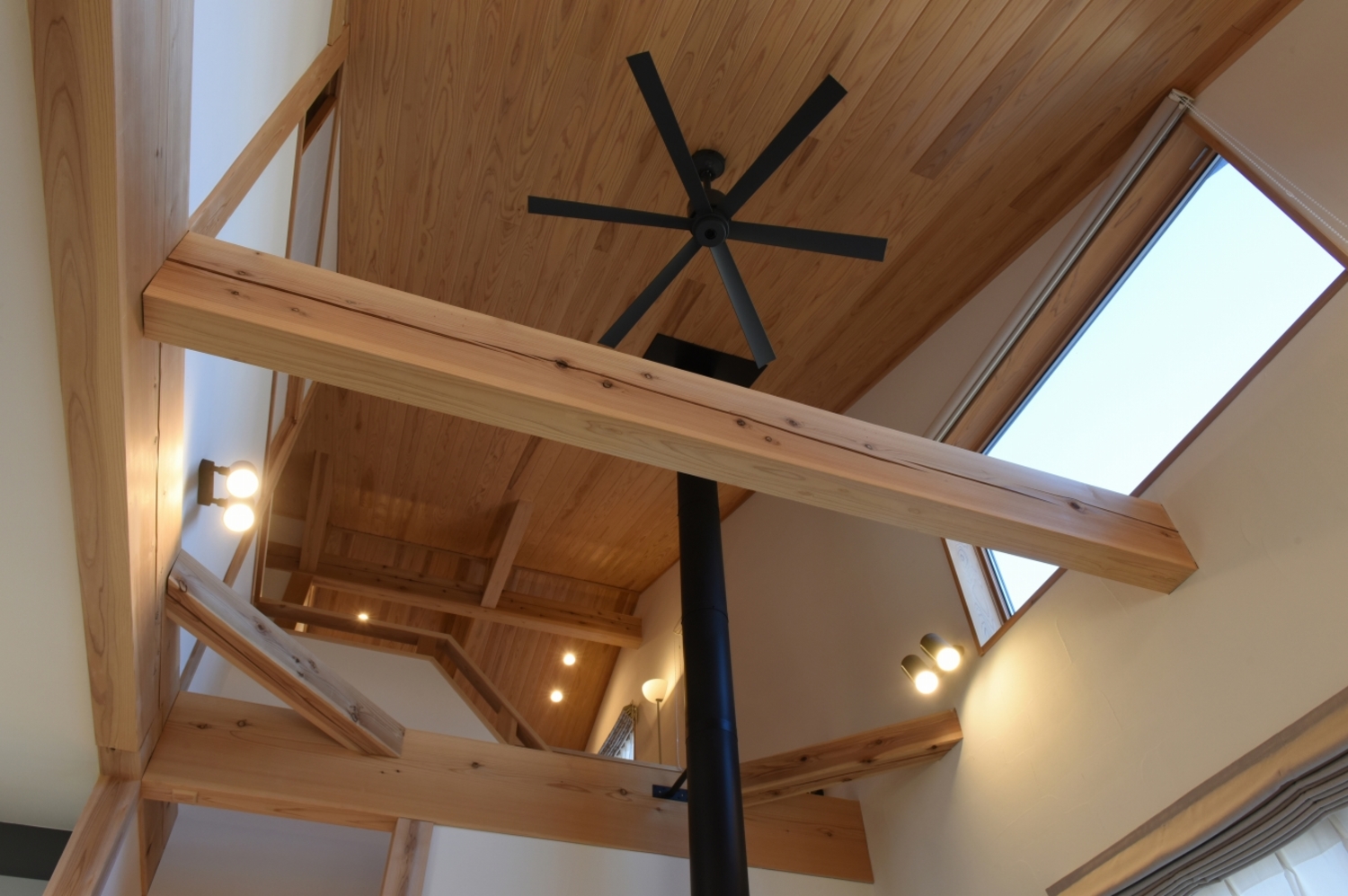 長野南展示場のような美しい現しの木組み。躍動感ある木組みを楽しむ空間づくりになった。