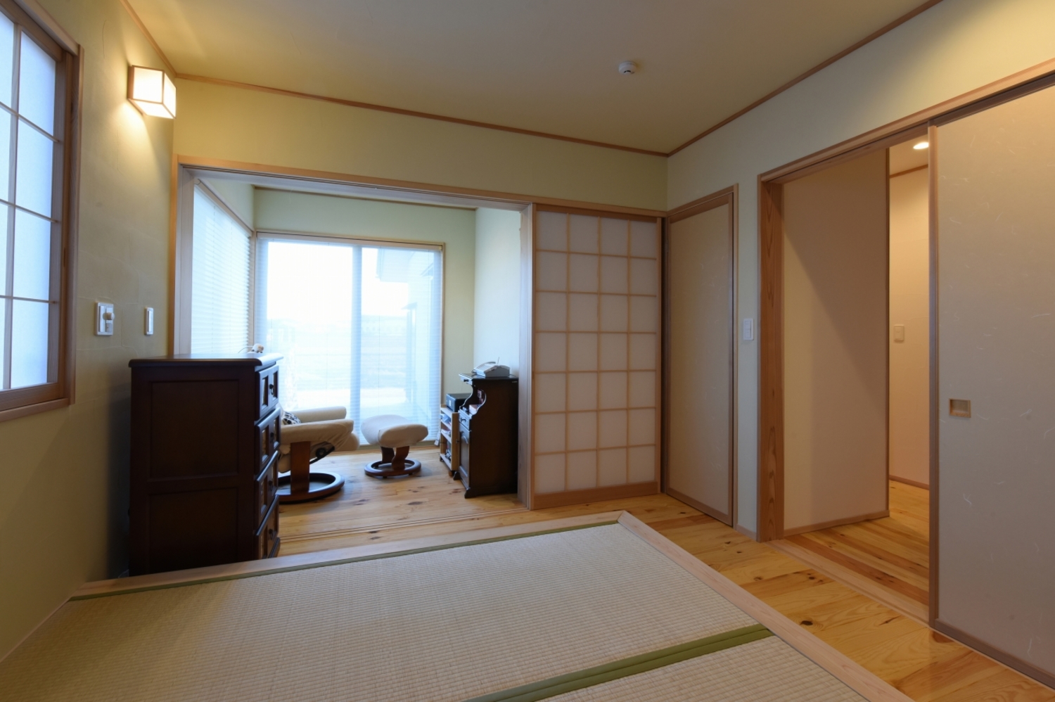 ご夫婦の寝室は小上がりの畳をベッド代わりに。南側の広縁は、書斎代わりにもなる落ち着いた空間。