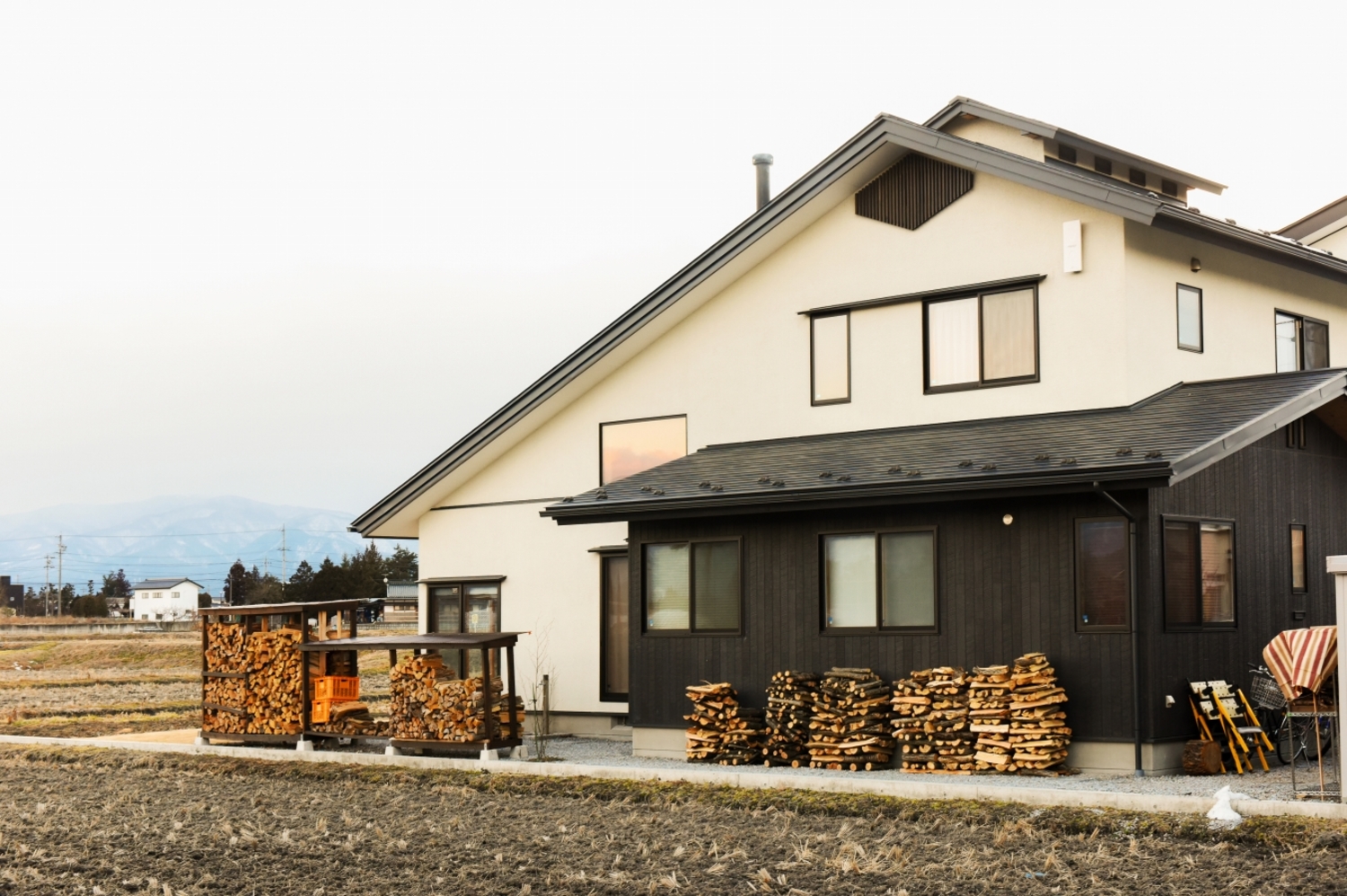 薪割や薪棚つくりも経験。便利さよりも、日々の生活に楽しみを見出す暮らし。