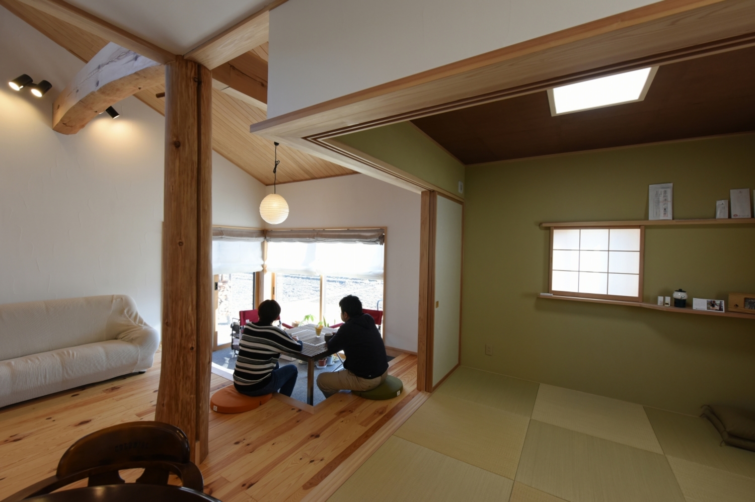土間サロンから安曇野の田園風景を眺めるのが日課に。ここで過ごす家族の時間も増えた。 