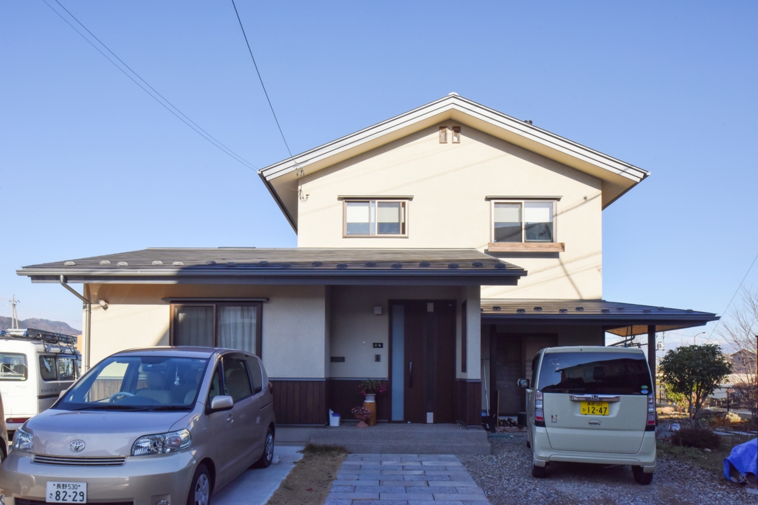 建物ファサード。玄関から少し奥まった位置にある土間サロンは落ち着きがある。