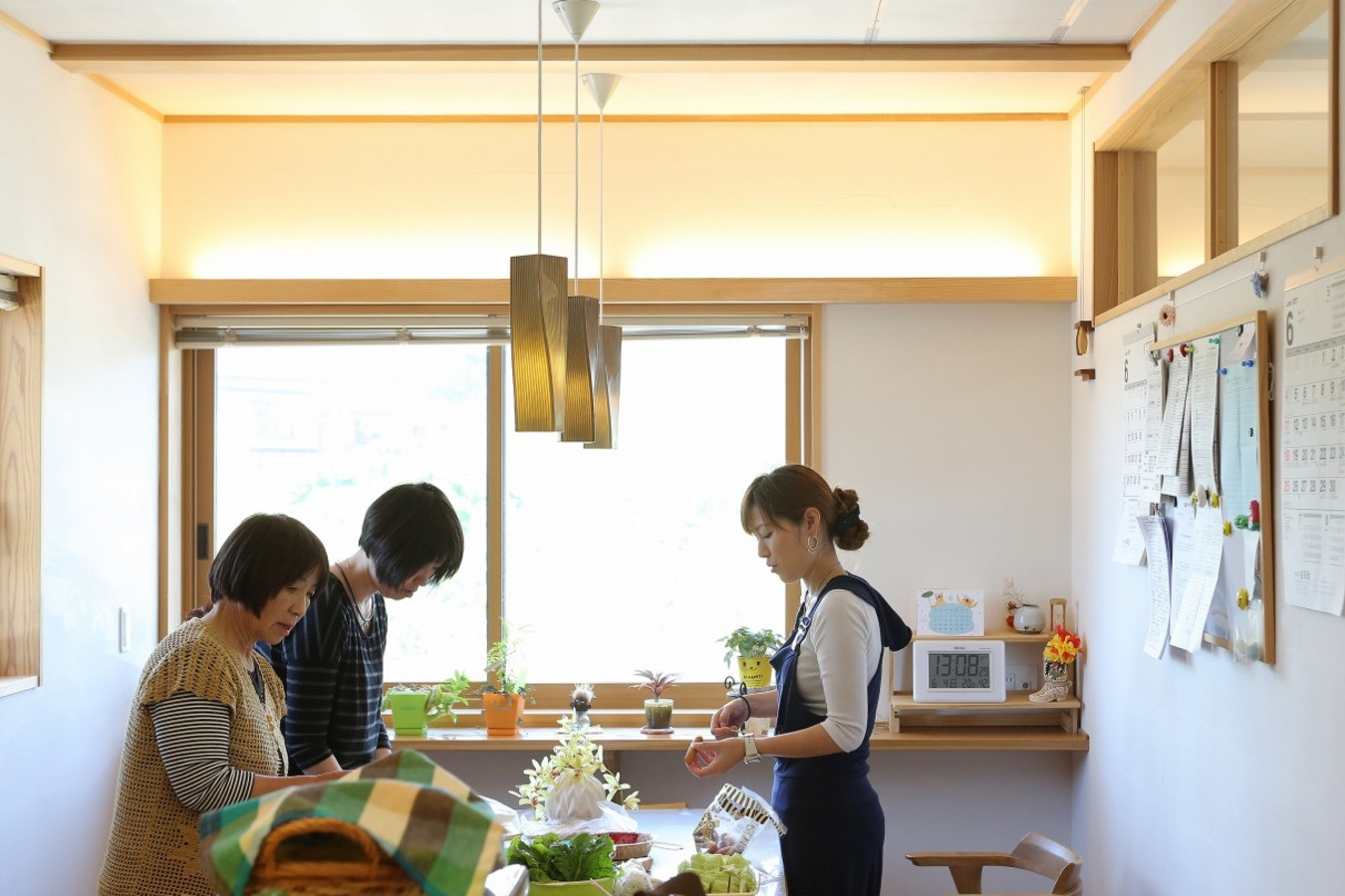 ダイニングは東窓を大きく取り、朝日がたっぷり差し込む明るい空間。