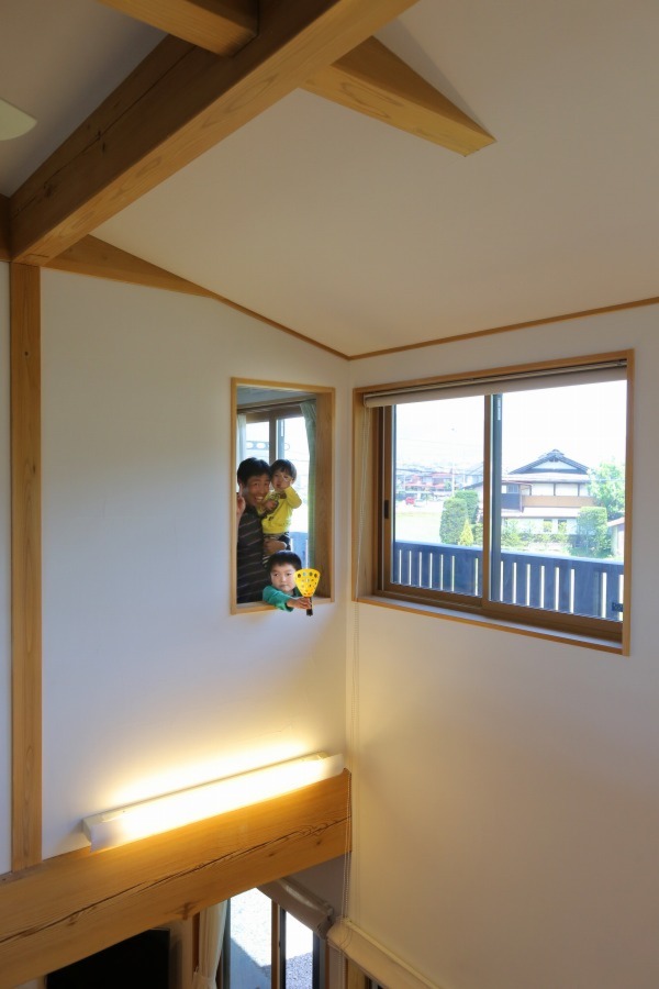 子供部屋は小襖を通じて吹き抜けと繋がる。