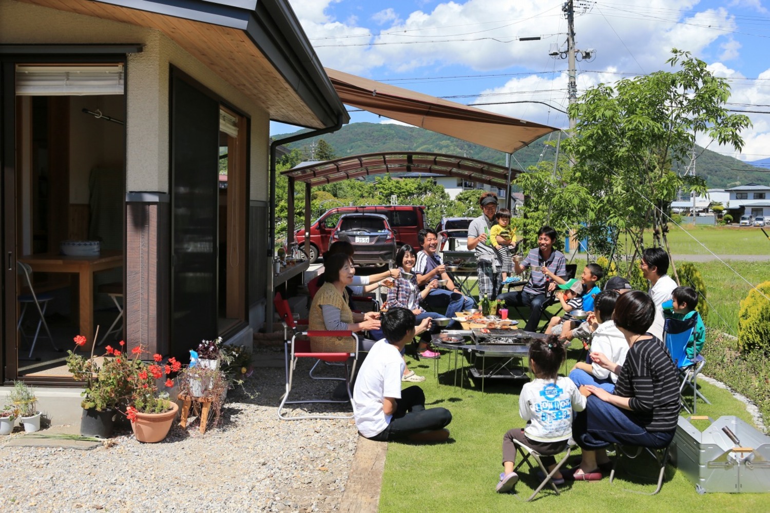 近くに住む親戚が、時折この家に集まってはパーティーをする。この日は総勢16人でバーベキューをした。