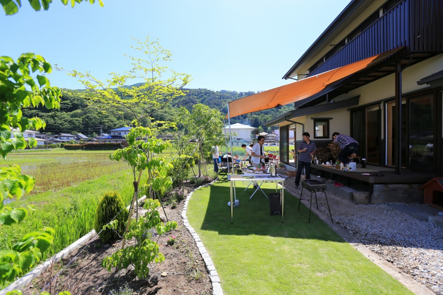 ウッドデッキ上にタープを張り木陰をつくれば、夏の暑い日でも庭暮らしを楽しめる。