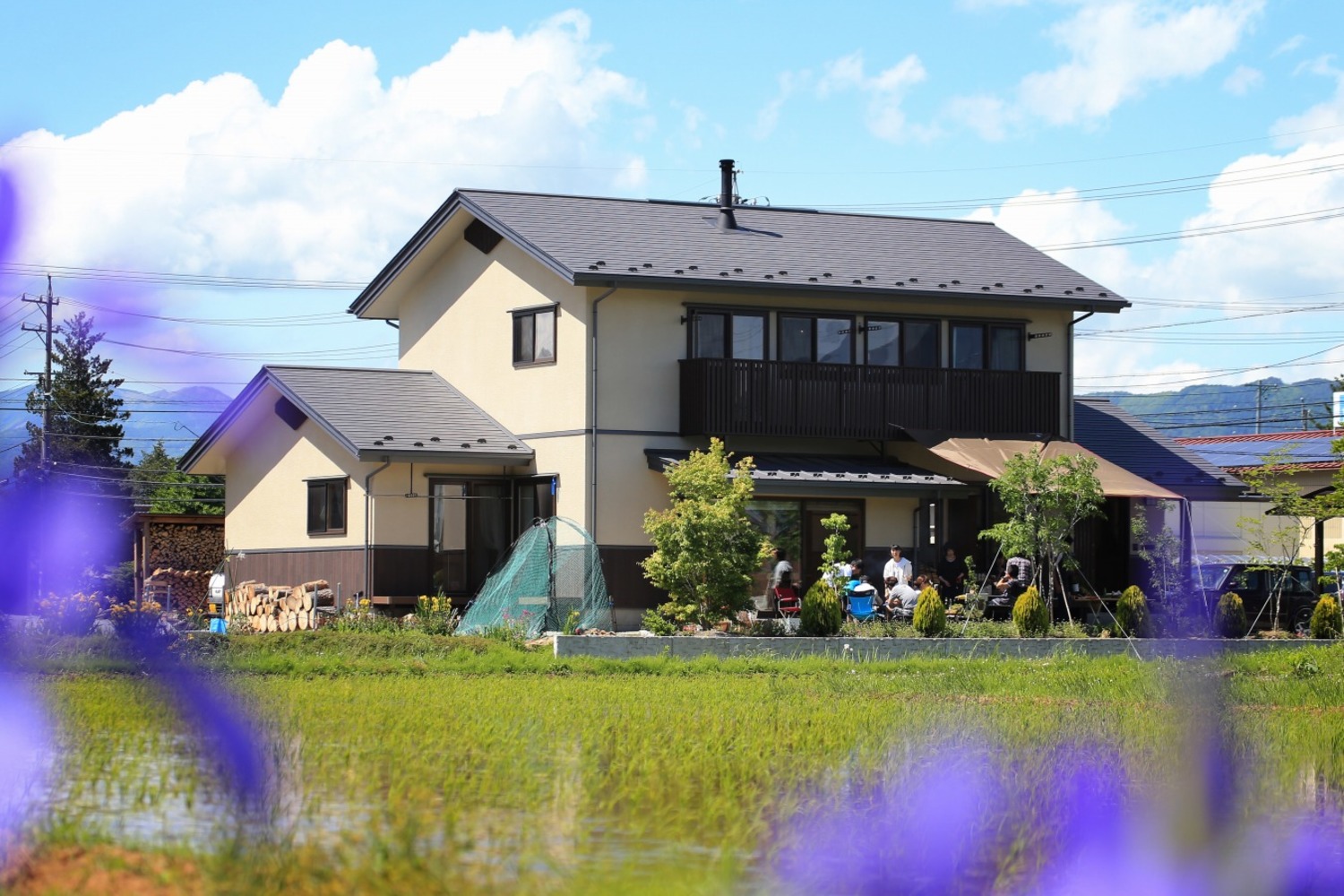 のどかな田園風景の中に立つ。切妻屋根の端正な姿は、もともとこの風景と相性が良いが、庭の植栽の生長に伴いいっそう周囲と馴染むようになった。