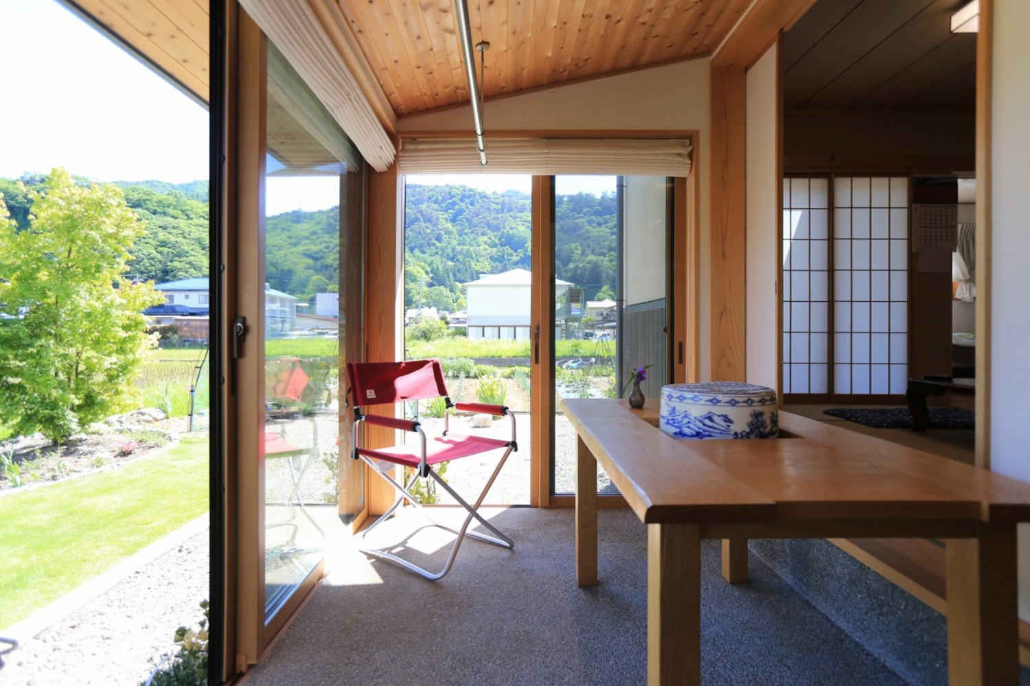 土間サロンが屋外と屋内ののりしろになる。両者をつなぐことで、自然のなかに暮らすように風通しが良い。
