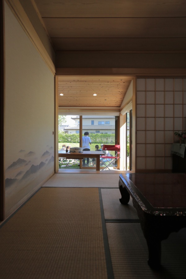 両親の居室である和室からも、土間サロンへつながる。 