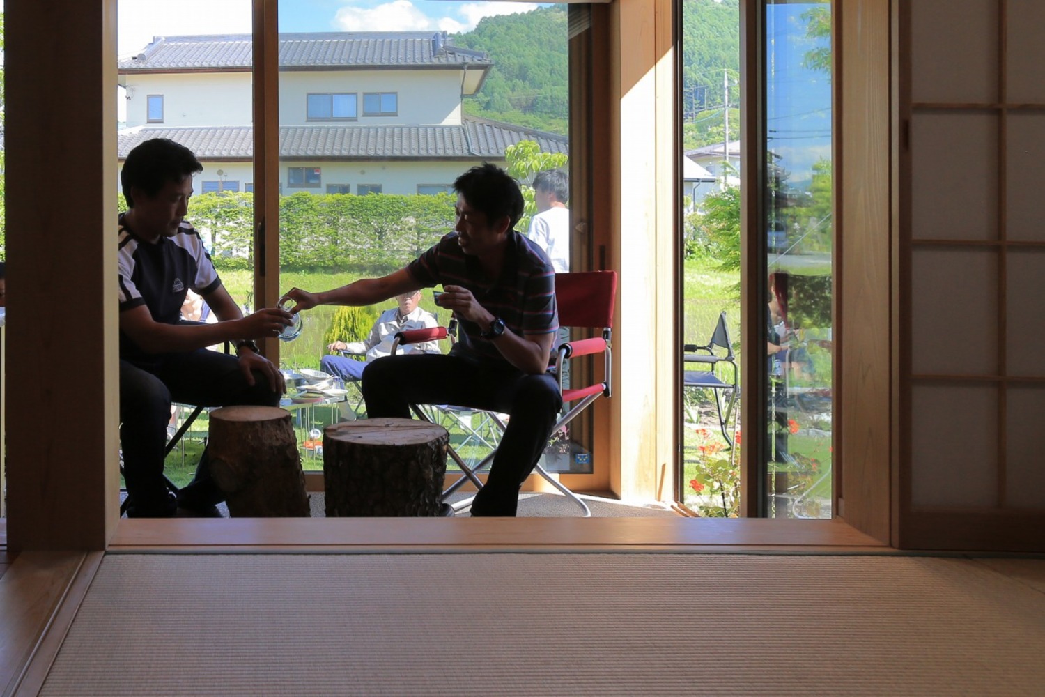 土間サロンで日本酒を酌み交わす。大人の時間でありながら、閉じこもらないオープンさが土間サロンの魅力。
