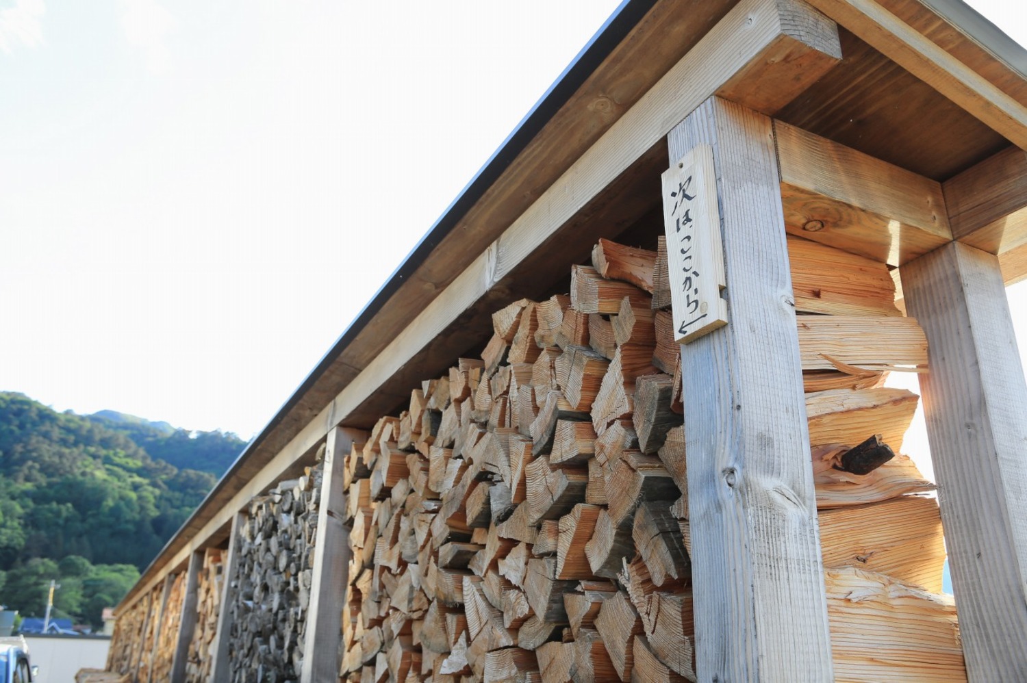 薪づくりにも余念がない。薪小屋もDIYでつくり、たっぷりの薪を整然と並べている。
