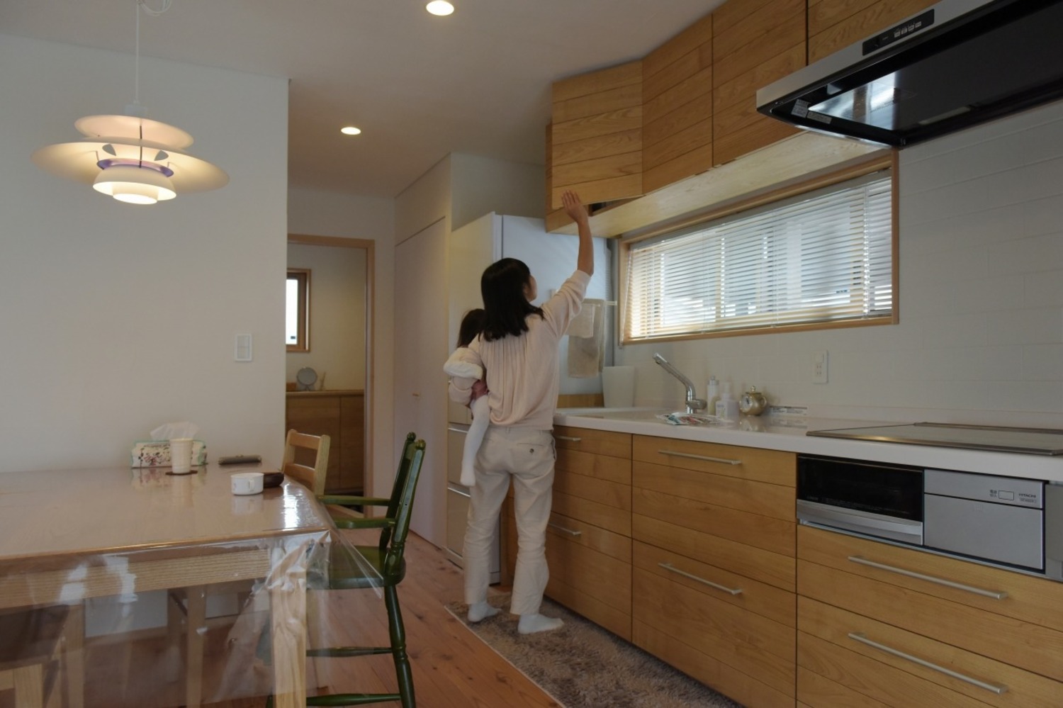 壁付けキッチンだから、空間も広く使うことができる。キッチンは木製扉で、インテリアに馴染むデザイン。