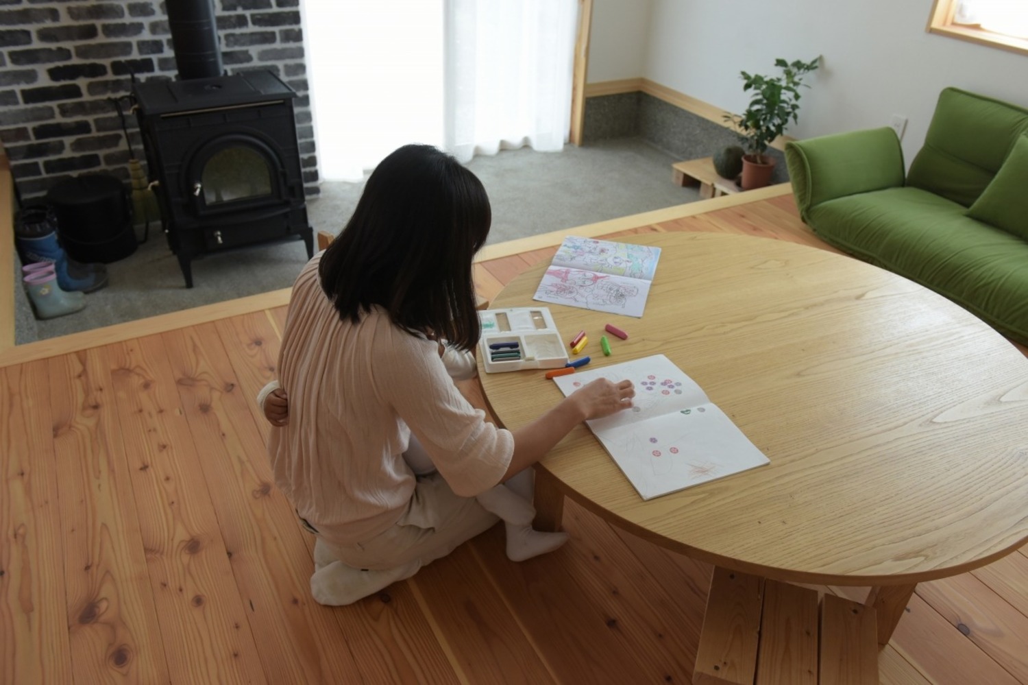リビングには座卓を置いた。無垢床にはそのまま座りたくなる優しさがある。