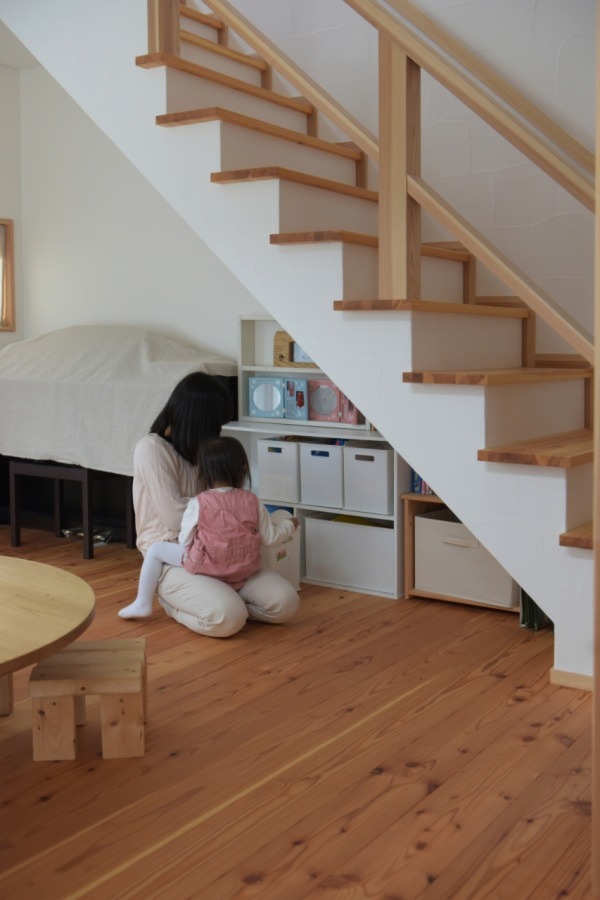 階段下の空間を上手に使い、お子様も率先してお片付けする収納スペース。