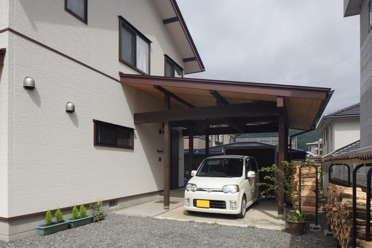 建物一体のカーポートを一台分設けた。雨の日でも濡れることなく玄関へアクセスできる。