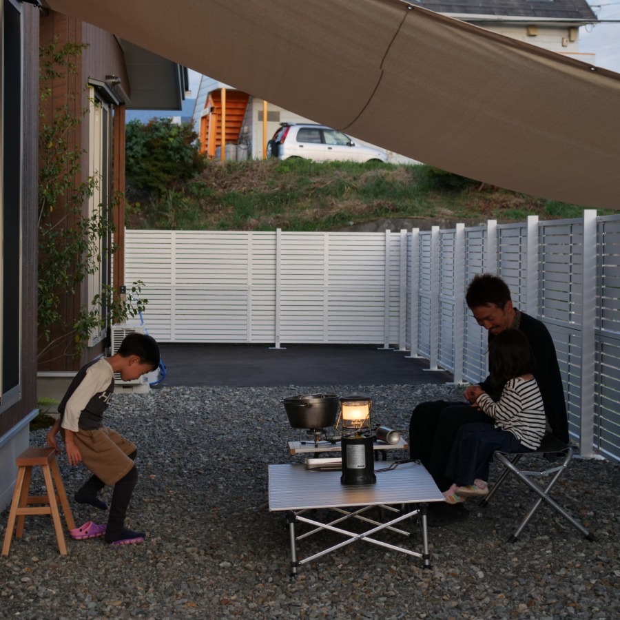 南庭でおうちグランピング。タープがあれば軒がなくても簡単に居心地のいい空間を作れる。