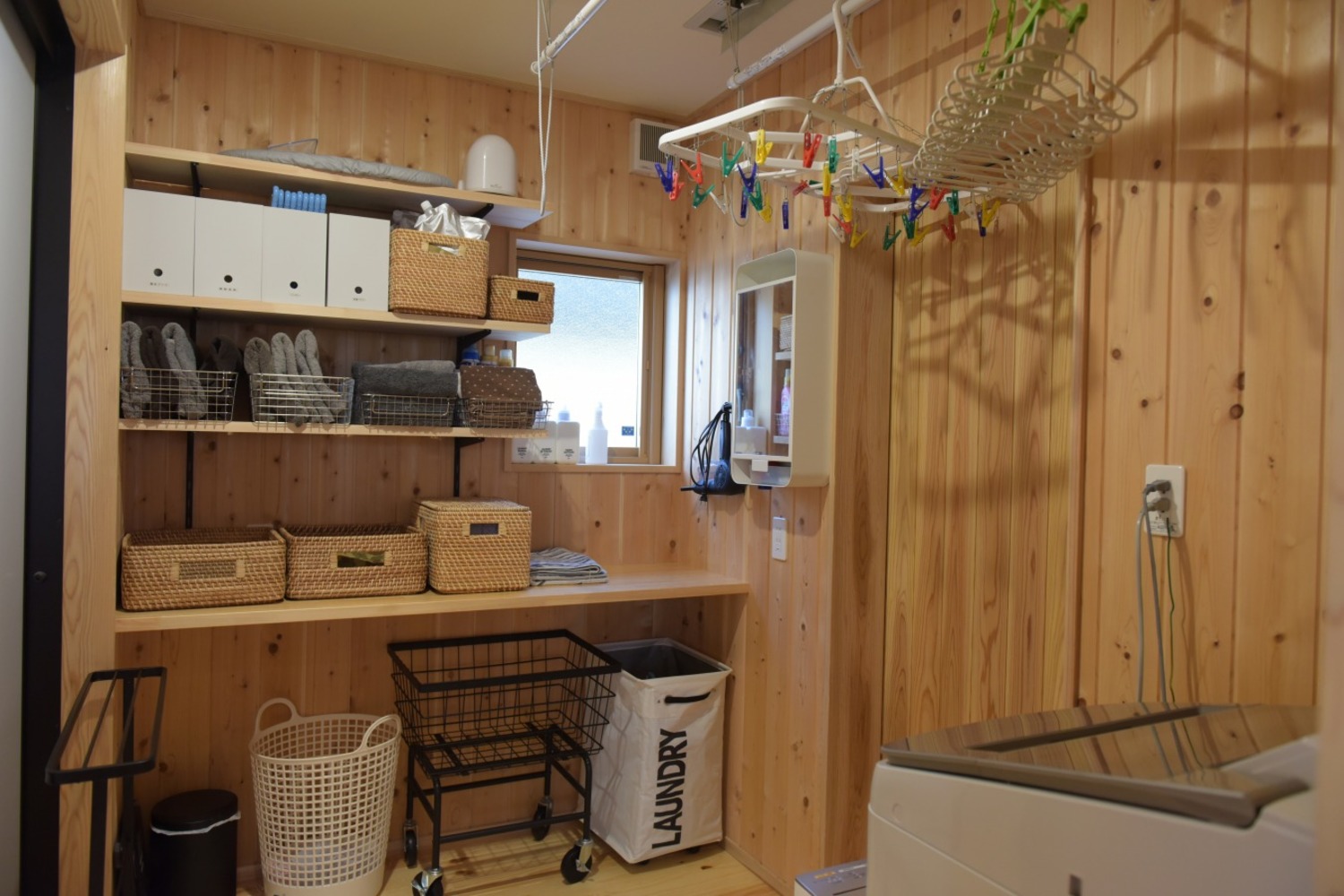 脱衣室の壁材は県産サワラの板張り。古くは桶作りに使われていた材なので耐水性もばっちり。