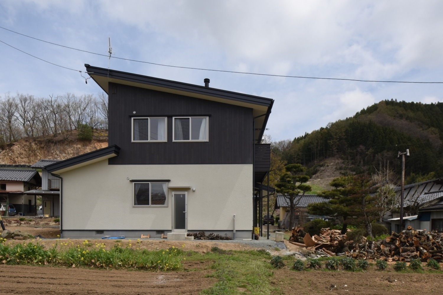 スタイリッシュな片流れ屋根が印象的な外観。