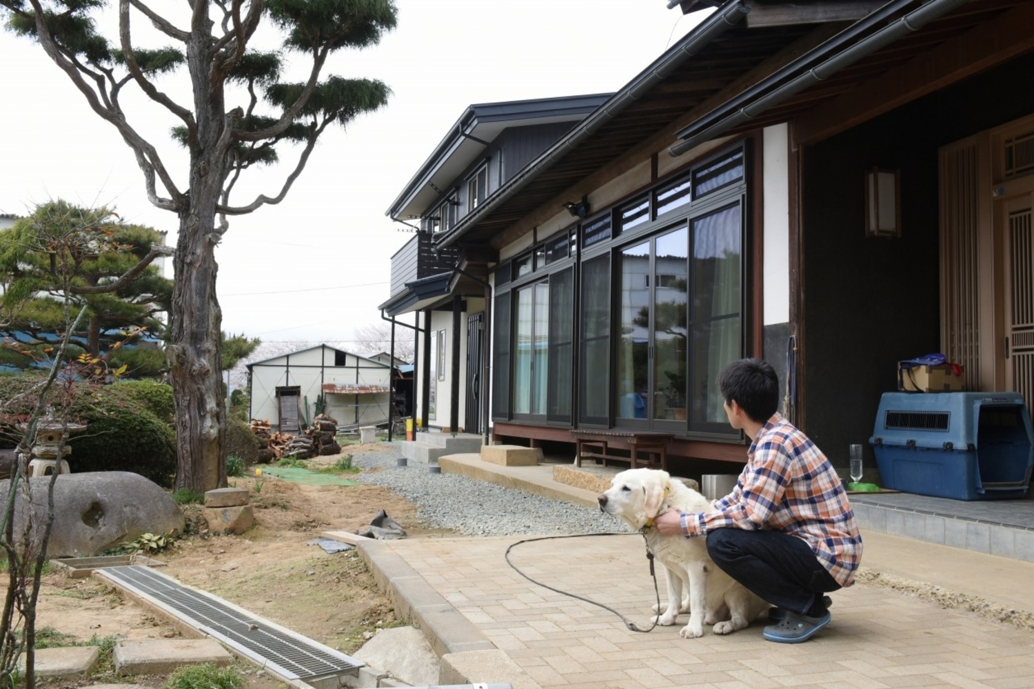 ご実家横に新築をした。母屋や庭との調和も重視した外観に。