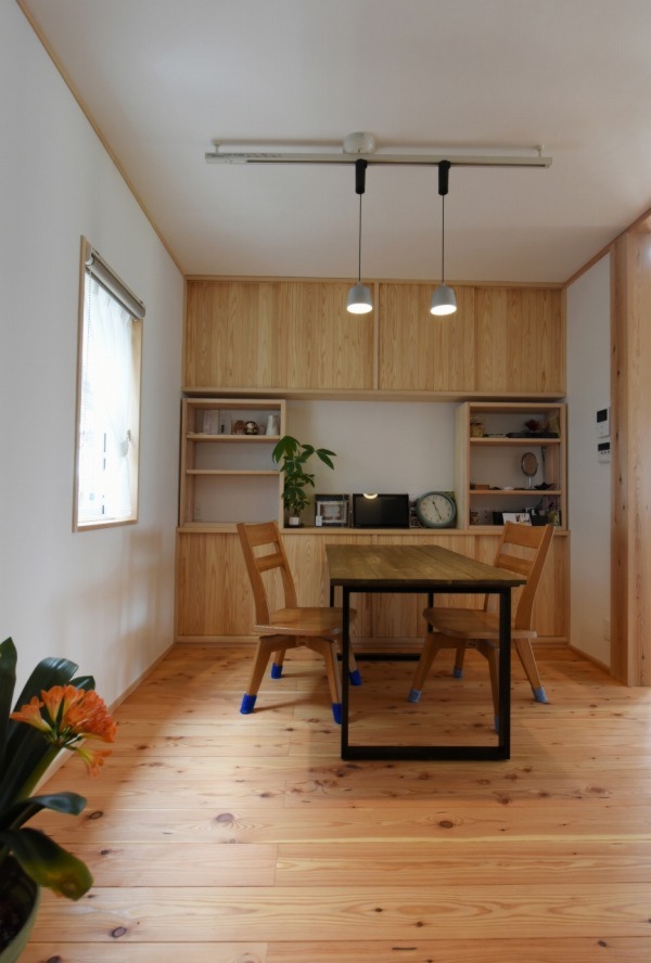 ダイニングテーブルは自作のもの！一万円以下の材料費で出来たそう。