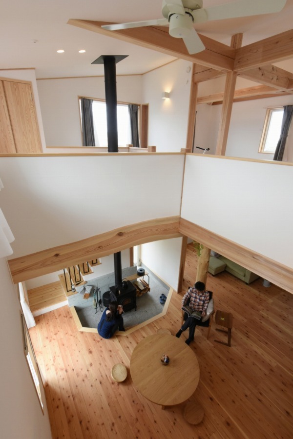 独立した部屋は寝室のみだが、程よい壁量で視線が遮られる、絶妙なバランスの広がり間取り。