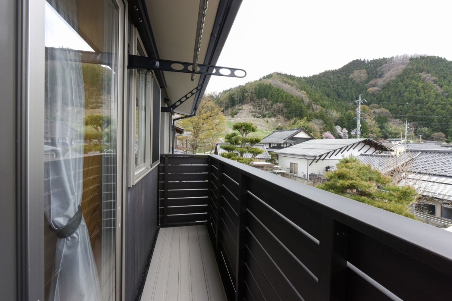バルコニーからは里山の四季の変化を楽しむことも出来る。