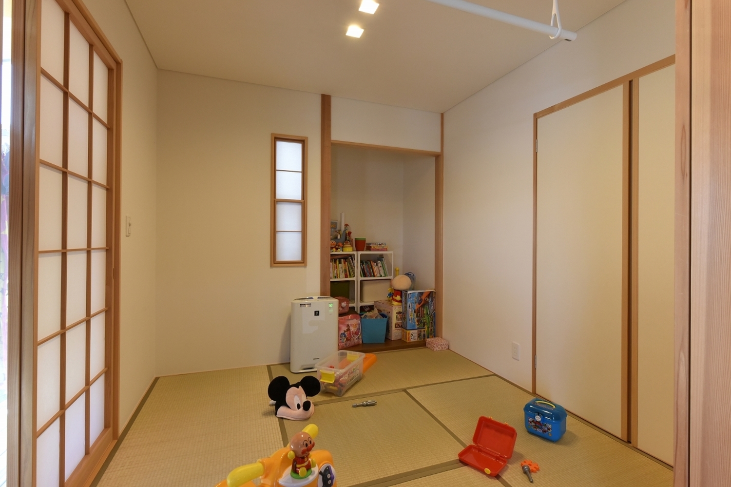 和室はリビングと調和するように珪藻土を塗りまわした空間に。