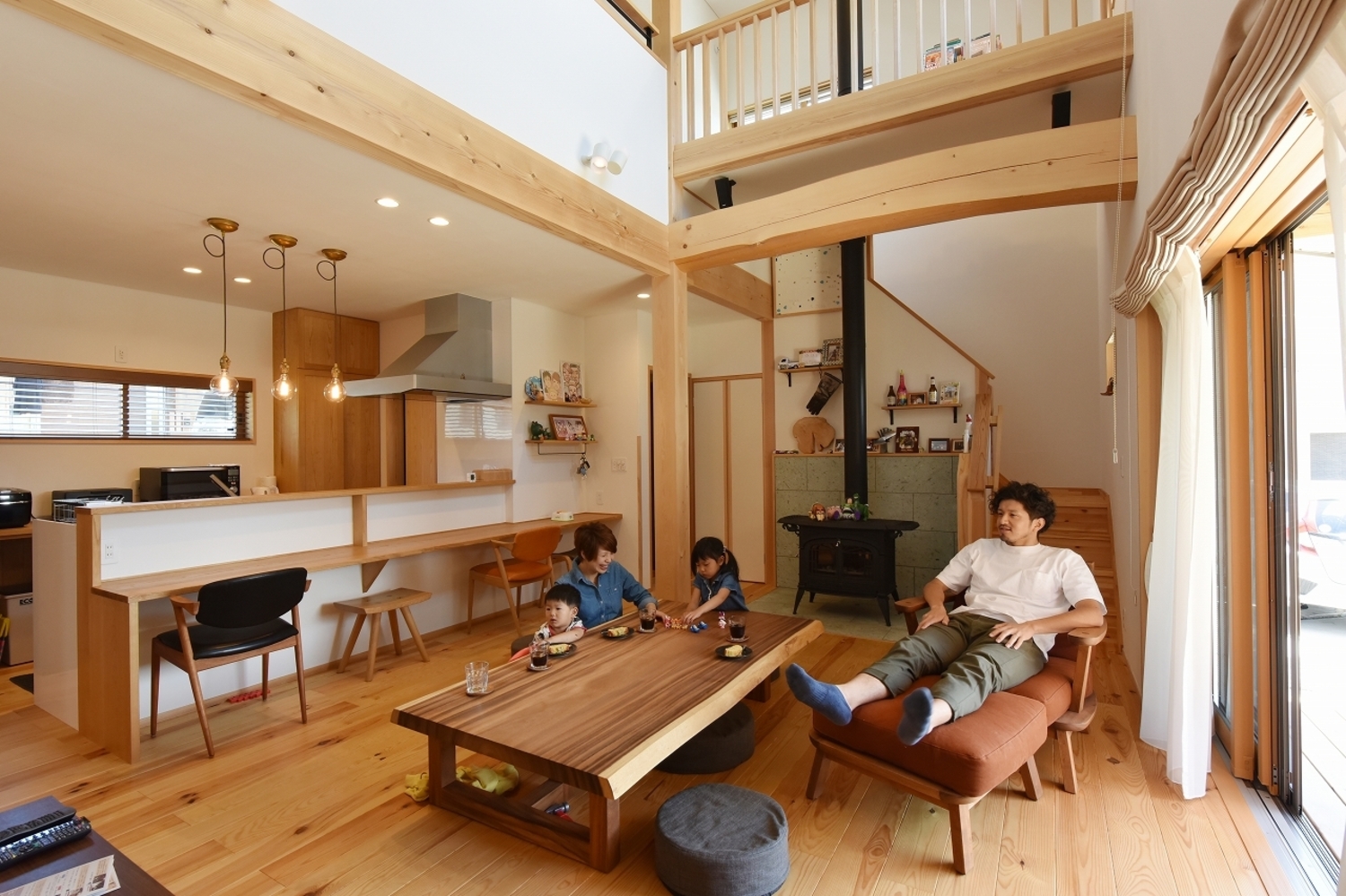 この家は「出かけたくなくなる家だ」とN様。わが家時間がいちばんの贅沢。 