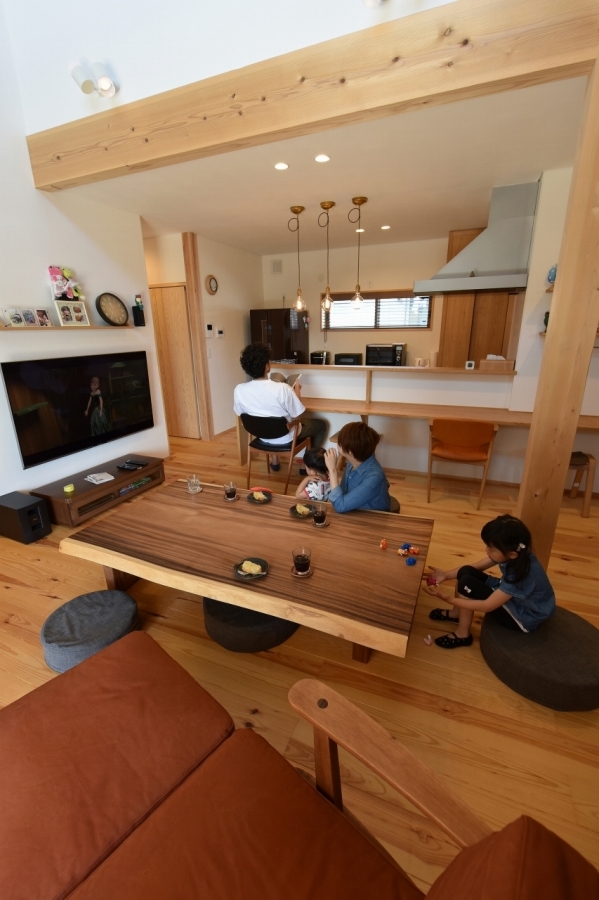 リビング座卓の大きな一枚板は、モンキーポッド。