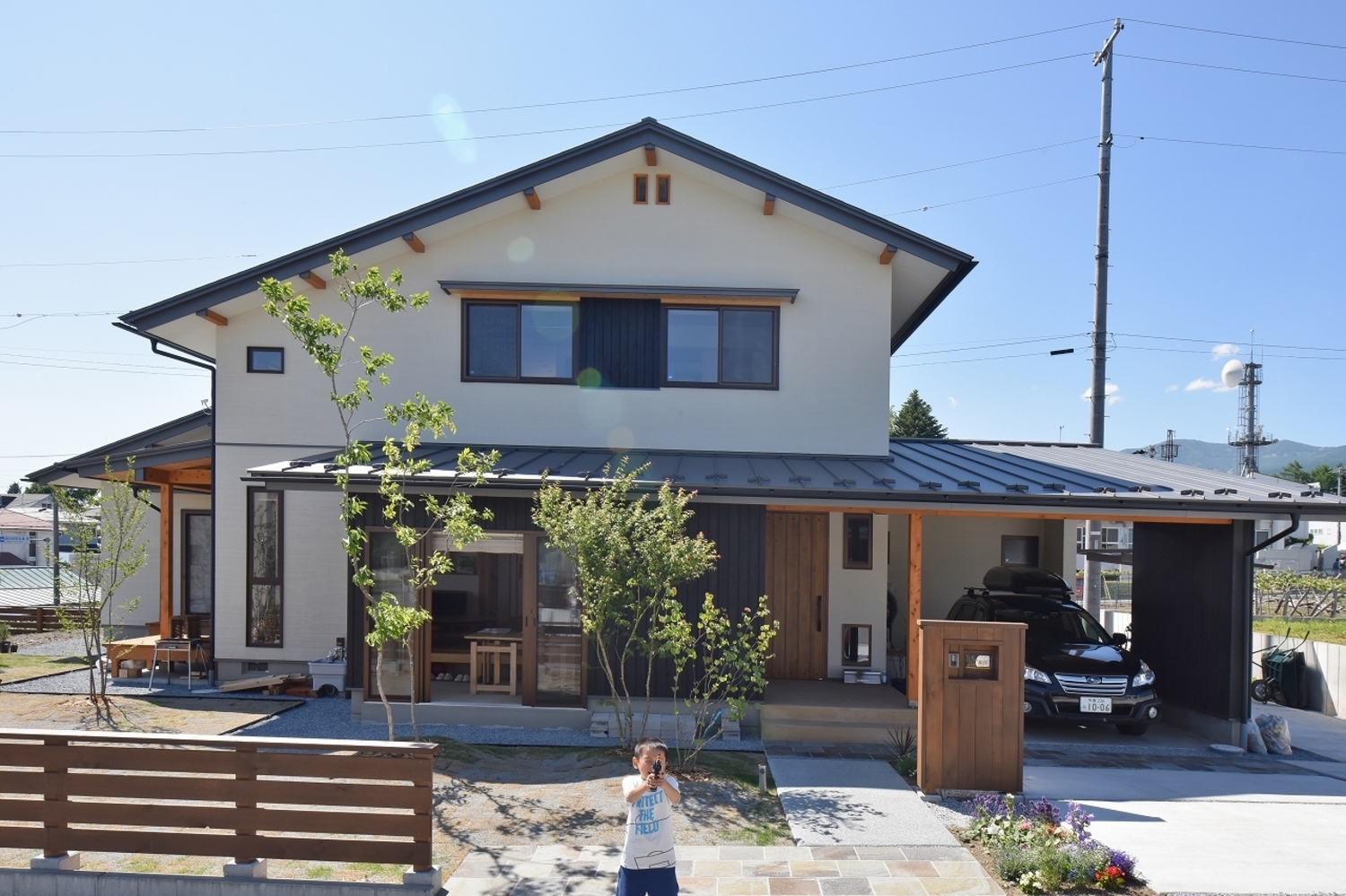 浅間山を背景に、山並みに沿うことを意図した大屋根のシルエット。