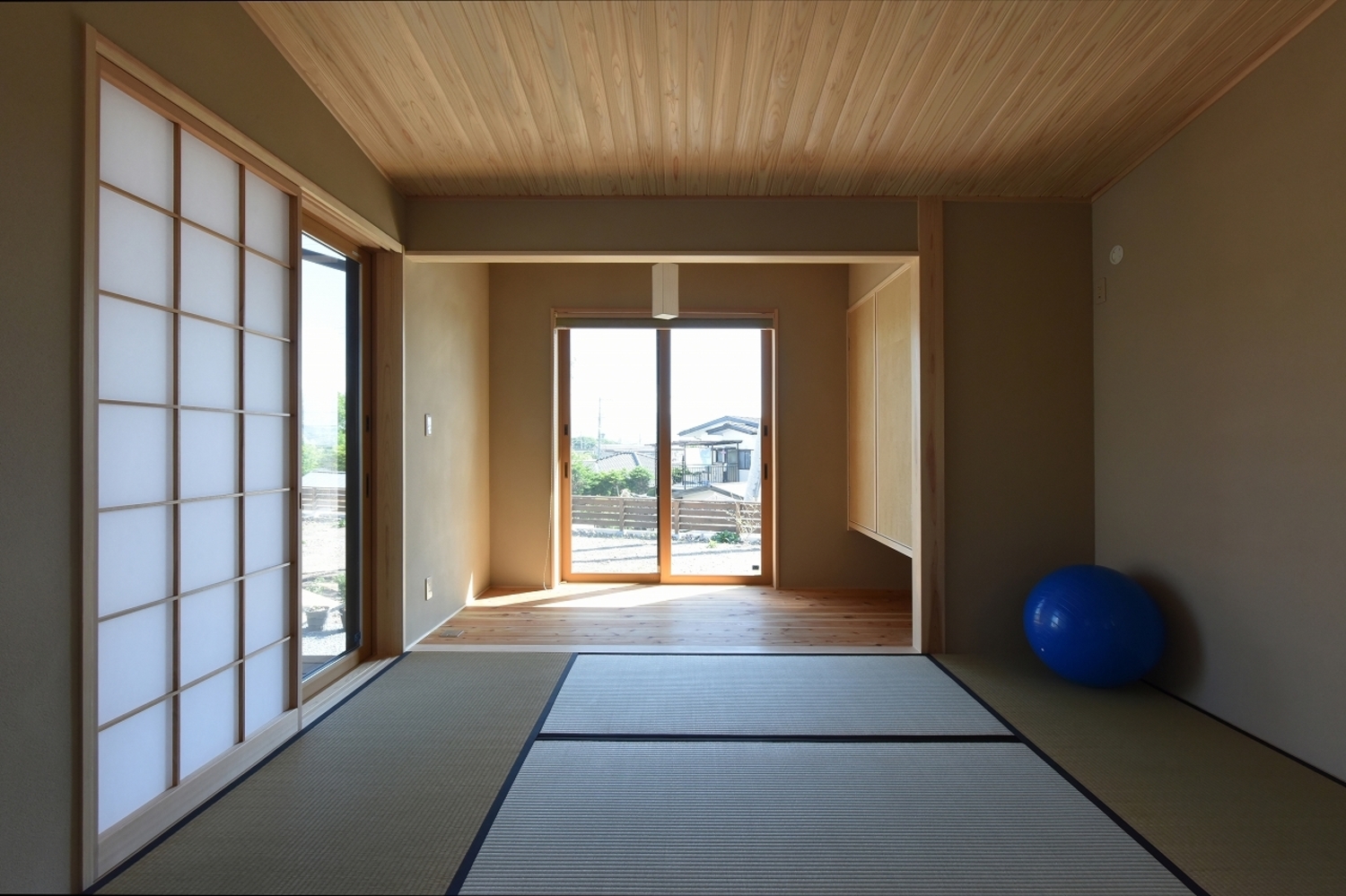 京壁と板張り天井で仕上げた趣ある和室。和室続きの広縁は、外の景色を楽しみくつろげる。