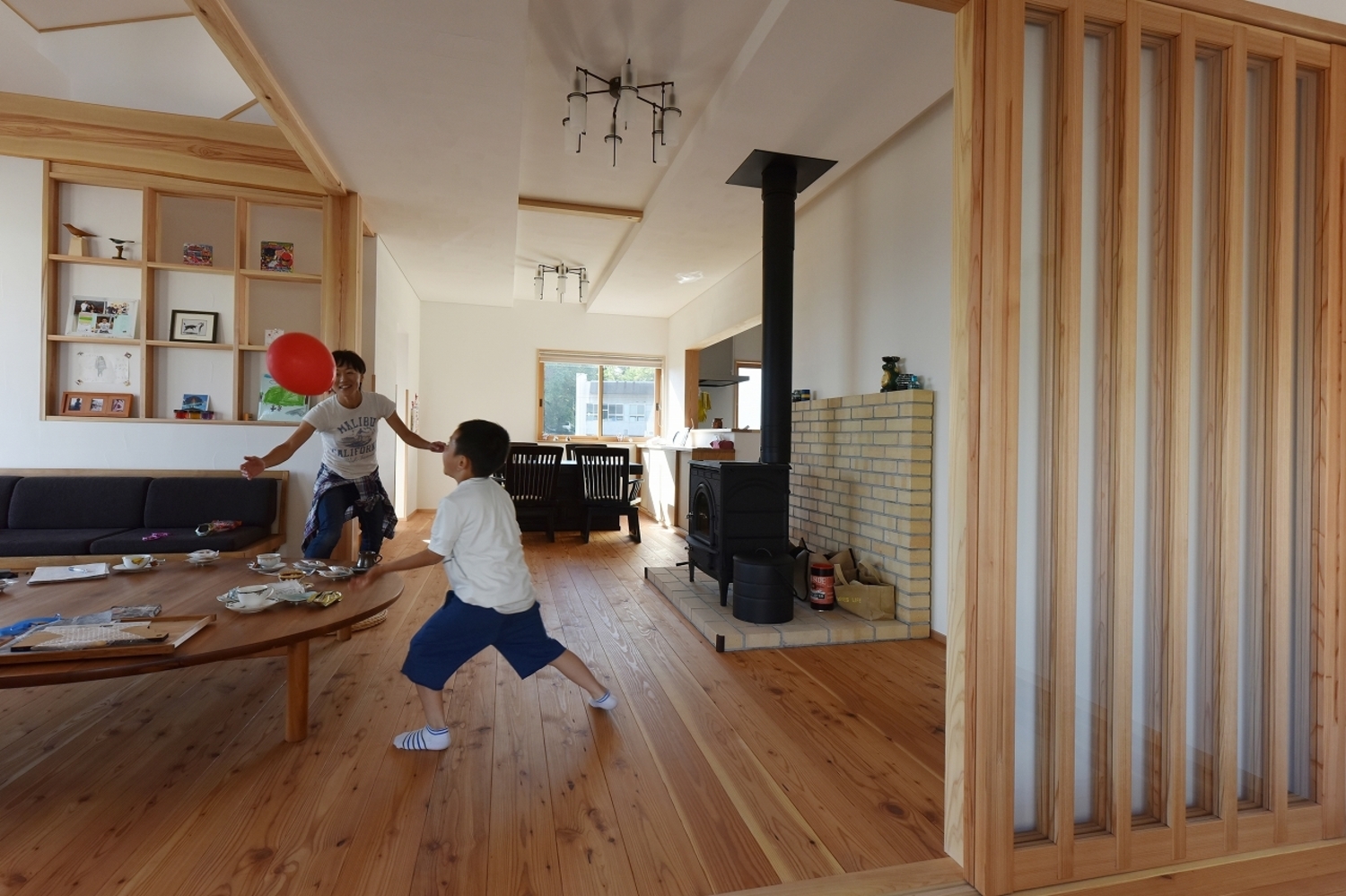 広いリビングでは、子どもも親も、のびのびありのままに過ごすことができる。  