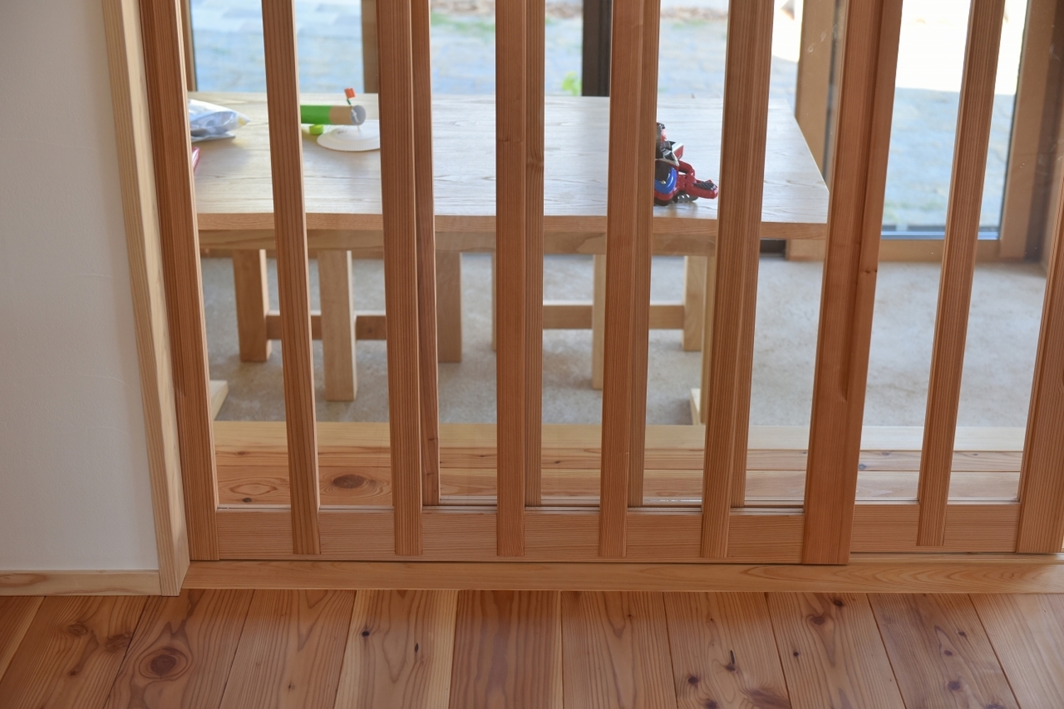 土間サロンとリビングはスリットの建具で仕切ることができる。建具を開け放てば広々とつながる空間に。