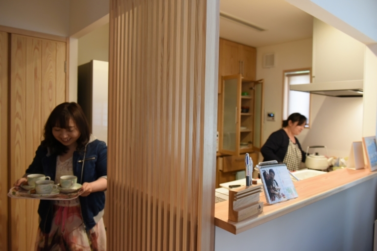 玄関入って正面に位置するキッチンには縦格子の目隠しを。和の空間を美しく演出している。