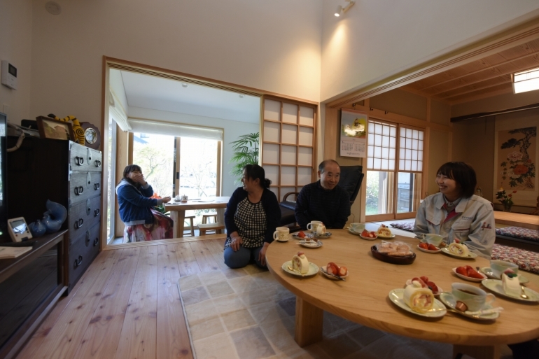 リビングを中心に、土間サロンや和室とつながる。