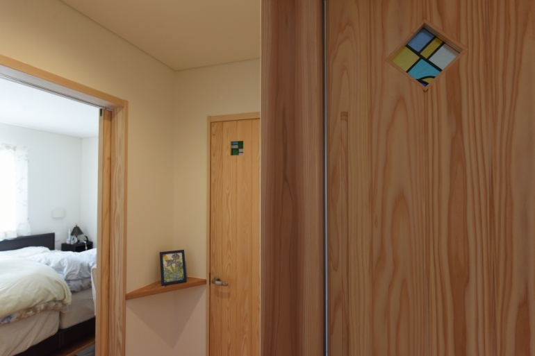 建具のステンドグラスはM様デザインのもの。たくさん家づくりに関わった記憶と共に。
