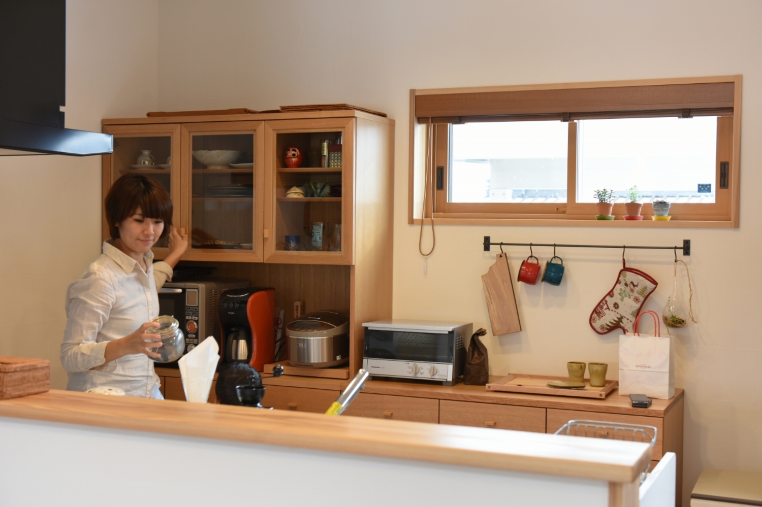 食器棚は、A様が家に合わせて購入したもの。家具をじっくり選ぶのも家づくりの楽しみ。