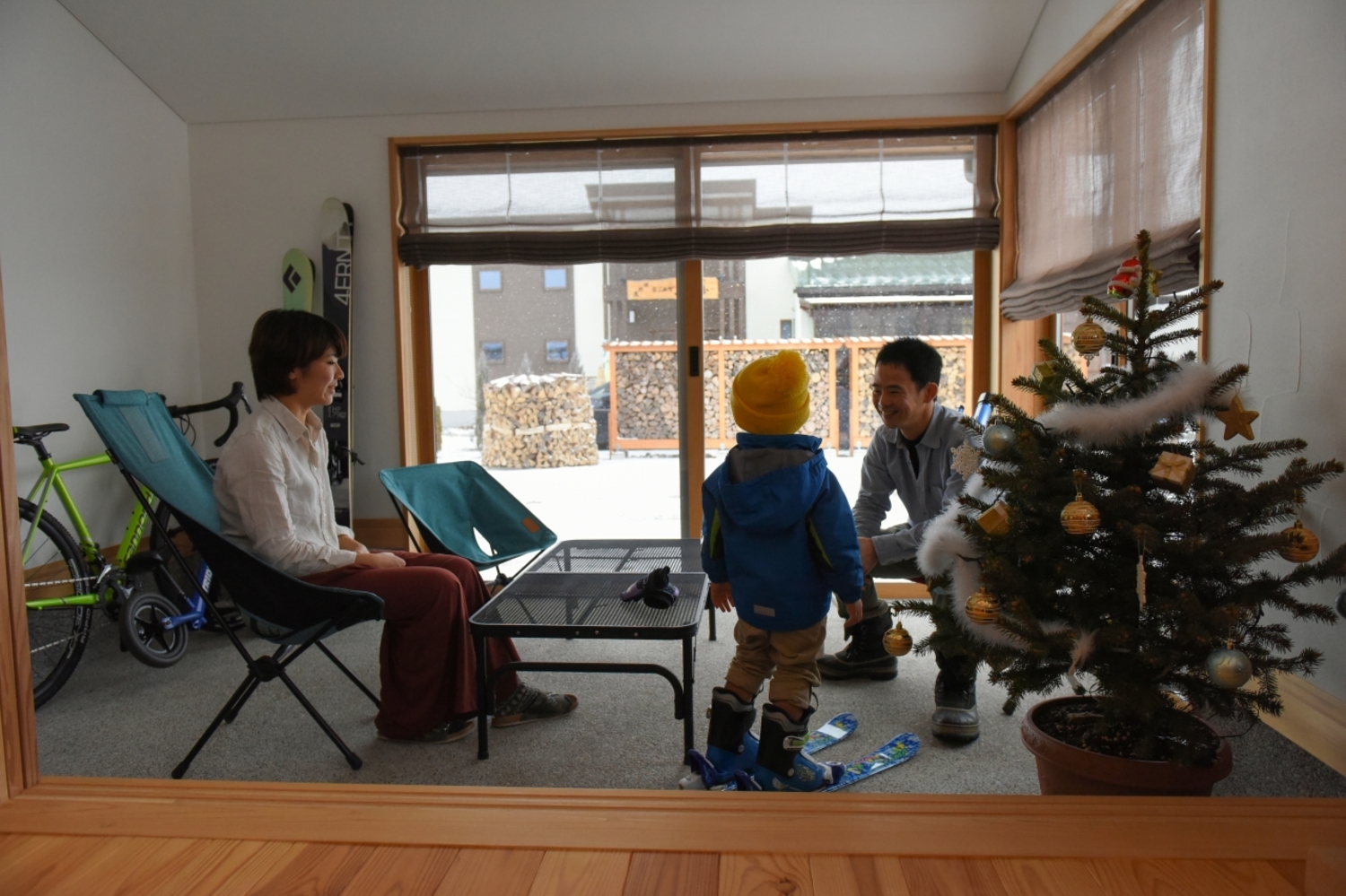 もともとたくさん持っていたアウトドア用品。土間サロンなら普段使いできる。アウトドアを日常の一部として楽しめる空間。